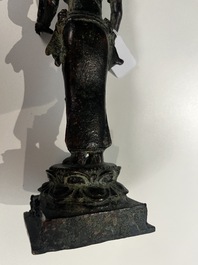 Een Javaanse bronzen sculptuur van de godin Dewi Tara, Majapahit koninkrijk, Indonesi&euml;, wellicht 14e eeuw