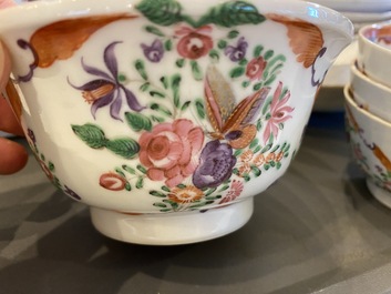 Service &agrave; th&eacute; de 20 pi&egrave;ces en porcelaine de Chine famille rose &agrave; d&eacute;cor floral, Qianlong