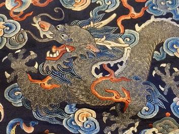 Panneau en soie brod&eacute;e aux fils d'or et d'argent &agrave; d&eacute;cor de dragons, Chine, Qing