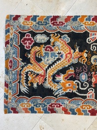 Tapis &agrave; d&eacute;cor de deux dragons chassant la perle, Tibet, 19&egrave;me