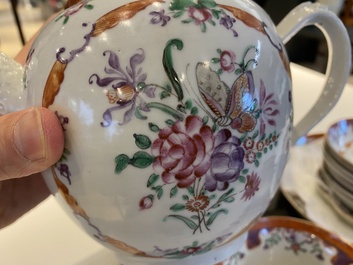 Service &agrave; th&eacute; de 20 pi&egrave;ces en porcelaine de Chine famille rose &agrave; d&eacute;cor floral, Qianlong