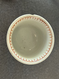 Een paar Chinese poederblauwe stem cups met verguld decor, Kangxi