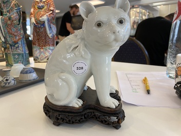 Chat en porcelaine blanche de Chine sur socle en bois sculpt&eacute;, R&eacute;publique