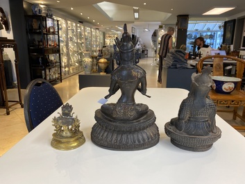 Deux bouddhas en bronze dor&eacute; et un en fer de fonte, Tibet, 19/20&egrave;me