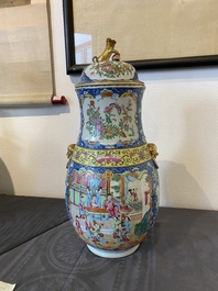 Vase couvert en porcelaine de Chine famille rose de Canton &agrave; fond bleu, 19&egrave;me