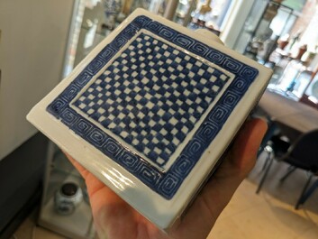 13 pi&egrave;ces en porcelaine de Chine en bleu et blanc, 18/20&egrave;me