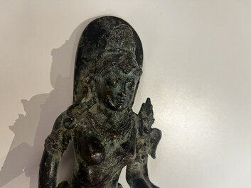 Een Javaanse bronzen sculptuur van de godin Dewi Tara, Majapahit koninkrijk, Indonesi&euml;, wellicht 14e eeuw