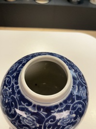 Un pot &agrave; pinceaux et un plat en porcelaine de Chine famille rose et une paire de pots couverts en bleu et blanc, 19/20&egrave;me