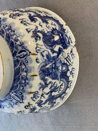 Trois plats et deux bols en porcelaine de Chine famille rose et en bleu et blanc, Qianlong et post&eacute;rieur