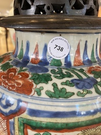 Vase en porcelaine de Chine wucai au couvercle en bois, &eacute;poque Transition