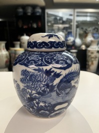 Un pot &agrave; pinceaux et un plat en porcelaine de Chine famille rose et une paire de pots couverts en bleu et blanc, 19/20&egrave;me