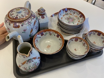 A Chinese famille rose 20-piece tea service with floral design, Qianlong