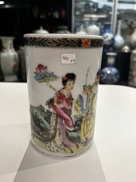 Un pot &agrave; pinceaux et un plat en porcelaine de Chine famille rose et une paire de pots couverts en bleu et blanc, 19/20&egrave;me