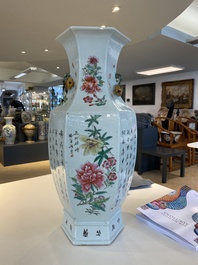 Vase de forme hexagonale en porcelaine de Chine famille rose, sign&eacute; Pan Zhaotang 潘肇唐, dat&eacute; 1920