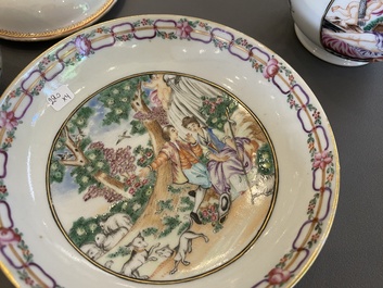 Vier stukken Chinees famille rose exportporselein met mythologische en romantische decors, Qianlong