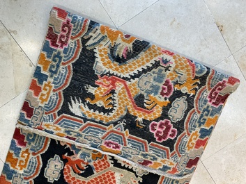 Tapis &agrave; d&eacute;cor de deux dragons chassant la perle, Tibet, 19&egrave;me