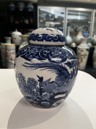 Un pot &agrave; pinceaux et un plat en porcelaine de Chine famille rose et une paire de pots couverts en bleu et blanc, 19/20&egrave;me