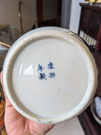 Six vases et un pot couvert en porcelaine de Chine, 19/20&egrave;me