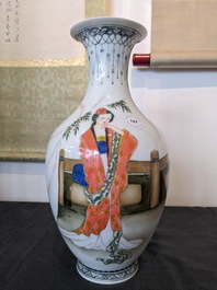 Vase en porcelaine de Chine &agrave; d&eacute;cor d'une belle femme, marque de Huai Ren Tang 懷仁堂, dat&eacute; 1963