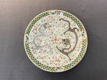 Plat en porcelaine de Chine famille verte &agrave; d&eacute;cor de dragons, 19&egrave;me