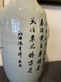 Deux vases en porcelaine de Chine famille rose et un vase &agrave; fond c&eacute;ladon, 19/20&egrave;me