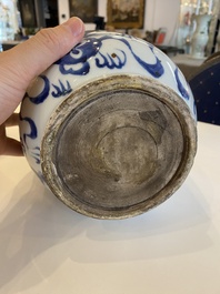 Un vase en porcelaine de Chine en bleu et blanc &agrave; d&eacute;cor de lions bouddhistes et un bol &agrave; &eacute;mail langyao, 19/20&egrave;me