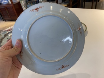 Un plat et une paire d'assiettes en porcelaine de Chine famille rose, Yongzheng