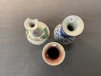 Un vase en porcelaine de Chine famille rose, un &agrave; &eacute;mail flamb&eacute; et un en bleu et blanc au fond c&eacute;ladon, 19/20&egrave;me