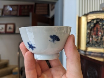 Zes Chinese famille rose koppen en schotels, een Imari-stijl theepot en een blauw-witte pul, Kangxi/Qianlong