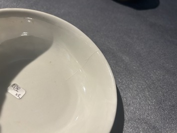 Paire de bols en porcelaine de Chine famille rose &agrave; d&eacute;cor de sauterelles sur fond caf&eacute; au lait, marque et &eacute;poque de Daoguang