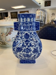 Vase de forme 'fanghu' en porcelaine de Chine en bleu et blanc aux rinceaux de lotus, marque de Qianlong, 19/20&egrave;me
