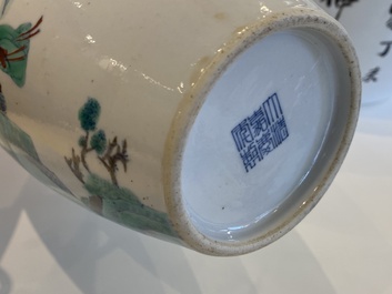 Un vase en porcelaine de Chine doucai et un bol couvert en famille rose, 19/20&egrave;me