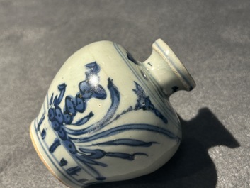 Neuf pi&egrave;ces en porcelaine de Chine en bleu et blanc provenant d'&eacute;paves, Wanli et post&eacute;rieur