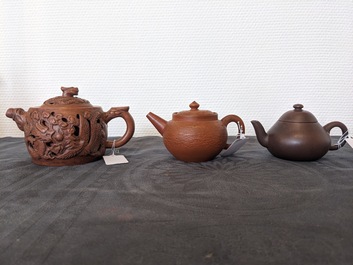 Three Chinese Yixing stoneware teapots with covers and a pair of famille rose pheasants, 19/20th C.