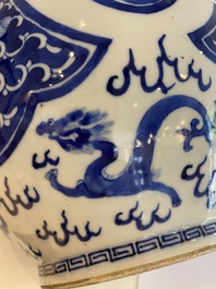 Vase de forme bouteille en porcelaine de Chine en bleu et blanc, 19&egrave;me