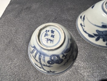 Neuf pi&egrave;ces en porcelaine de Chine en bleu et blanc provenant d'&eacute;paves, Wanli et post&eacute;rieur