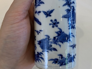 Cinq vases en porcelaine de Chine en bleu et blanc, 19&egrave;me