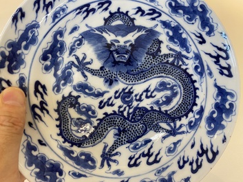 Un plat et dix assiettes en porcelaine de Chine en bleu et blanc, 19&egrave;me