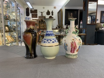 Un vase en porcelaine de Chine famille rose, un &agrave; &eacute;mail flamb&eacute; et un en bleu et blanc au fond c&eacute;ladon, 19/20&egrave;me