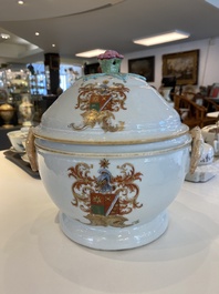 Terrine au couvercle perc&eacute; en porcelaine de Chine famille rose aux armes de 'de Heere' pour le march&eacute; hollandais, Qianlong