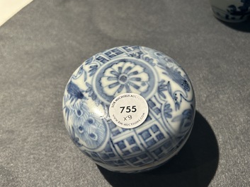 Neuf pi&egrave;ces en porcelaine de Chine en bleu et blanc provenant d'&eacute;paves, Wanli et post&eacute;rieur