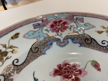 Un plat et une paire d'assiettes en porcelaine de Chine famille rose, Yongzheng