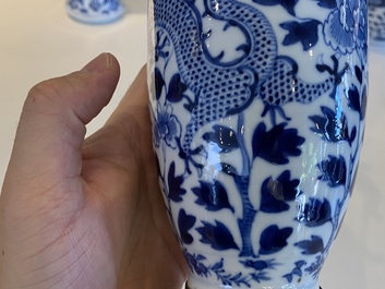 Cinq vases en porcelaine de Chine en bleu et blanc, 19&egrave;me