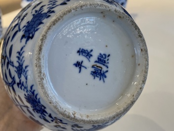 Vijf Chinese blauw-witte vazen, 19e eeuw