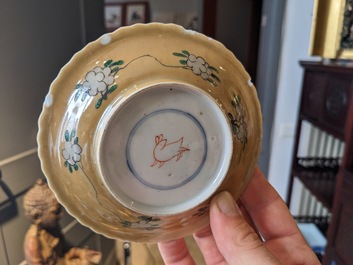 Trois tasses et soucoupes en porcelaine de Chine famille verte sur fond caf&eacute; au lait de style Kangxi, marque au lapin, 19&egrave;me