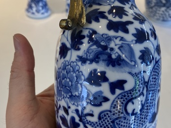 Cinq vases en porcelaine de Chine en bleu et blanc, 19&egrave;me
