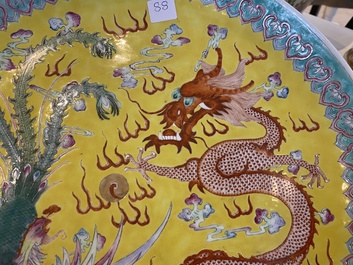 Plat en porcelaine de Chine famille rose &agrave; d&eacute;cor d'un dragon et d'un ph&eacute;nix sur fond jaune, marque de Qianlong, 19/20&egrave;me