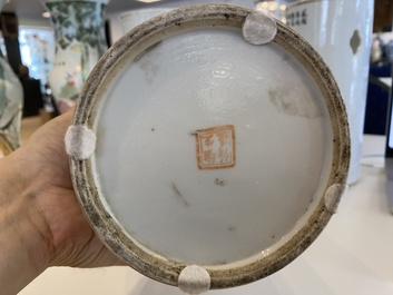 Trois porte-chapeaux et une paire de vases de forme 'gu' en porcelaine de Chine qianjiang cai, 19/20&egrave;me