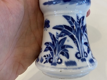 Cinq vases en porcelaine de Chine en bleu et blanc, 19&egrave;me