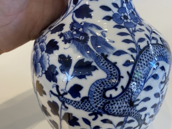 Cinq vases en porcelaine de Chine en bleu et blanc, 19&egrave;me